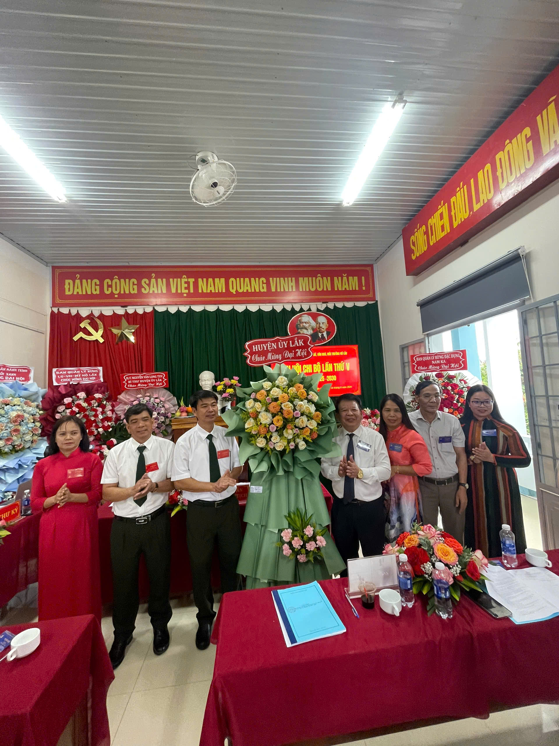Huyện uỷ Lắk đến tham gia và chúc mừng đại hội 